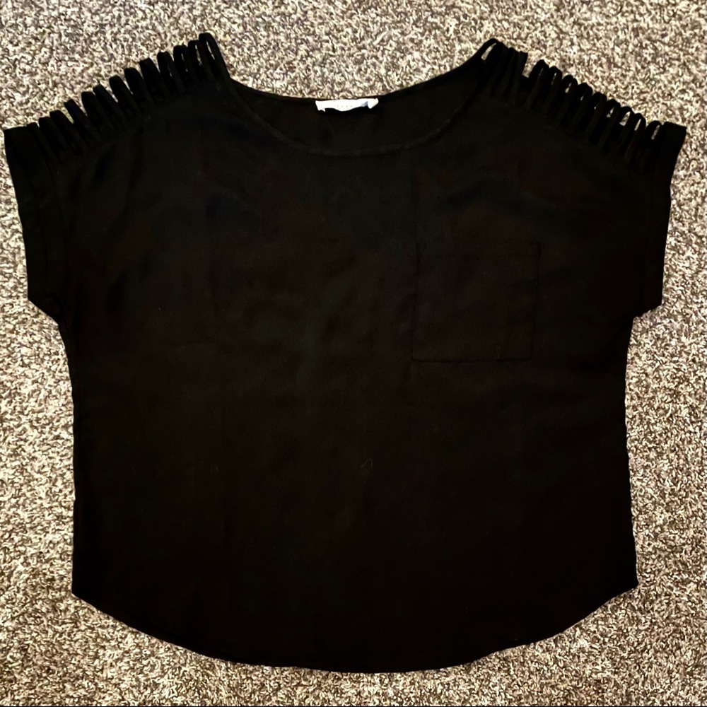 Lush pocket tee with shoulder detail